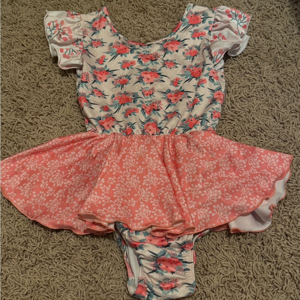 Super cute leotard! Leo Luvs size 7. Very soft material.